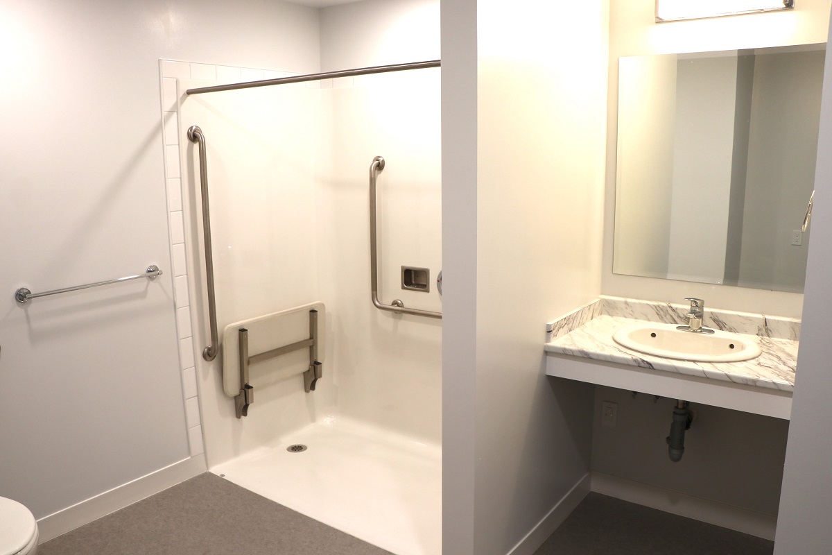 Evergreen-Court-Accessible-Suite-Bathroom-1200